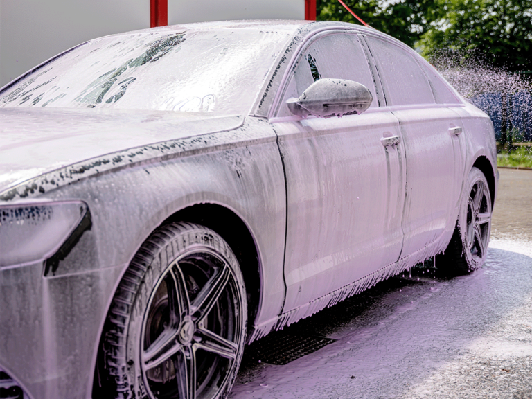 Ein Auto wird gewaschen. Wie oft sollte ich mein Auto waschen?
